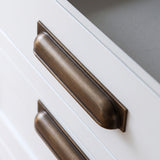 Queslett Cup-handtag — miljöbild, Satin antique satin lacquered