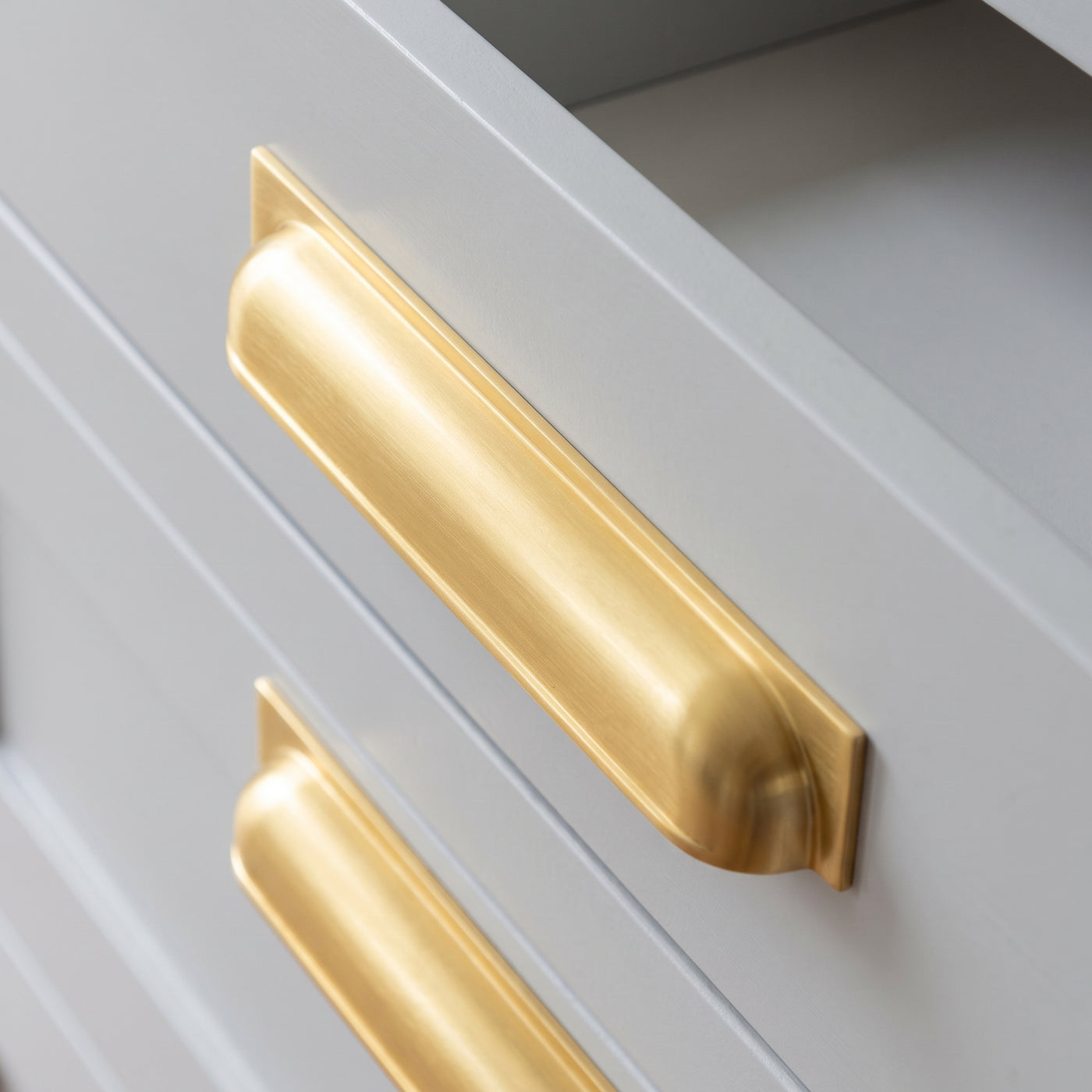 Queslett Cup-handtag — miljöbild, Satin brass lacquered