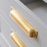 Queslett Cup-handtag — miljöbild, Satin brass lacquered