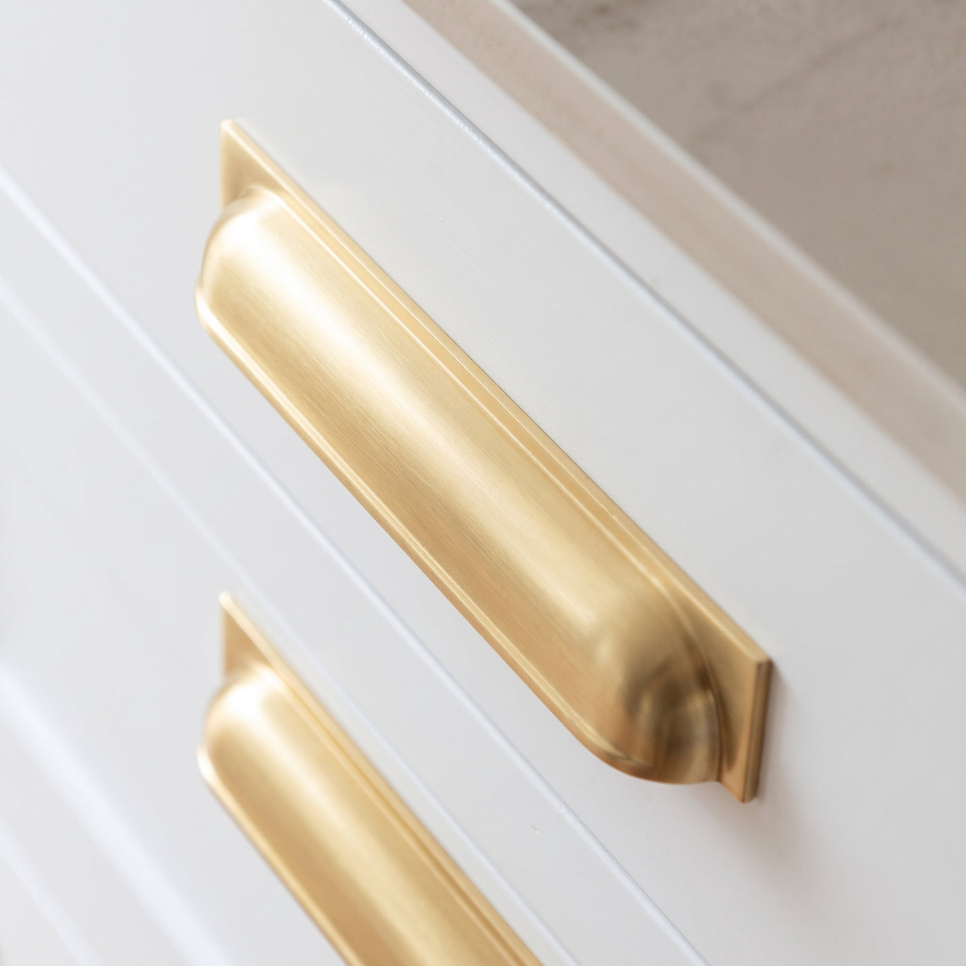 Queslett Cup-handtag — miljöbild, Satin brass satin lacquered
