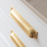 Queslett Cup-handtag — miljöbild, Satin brass satin lacquered