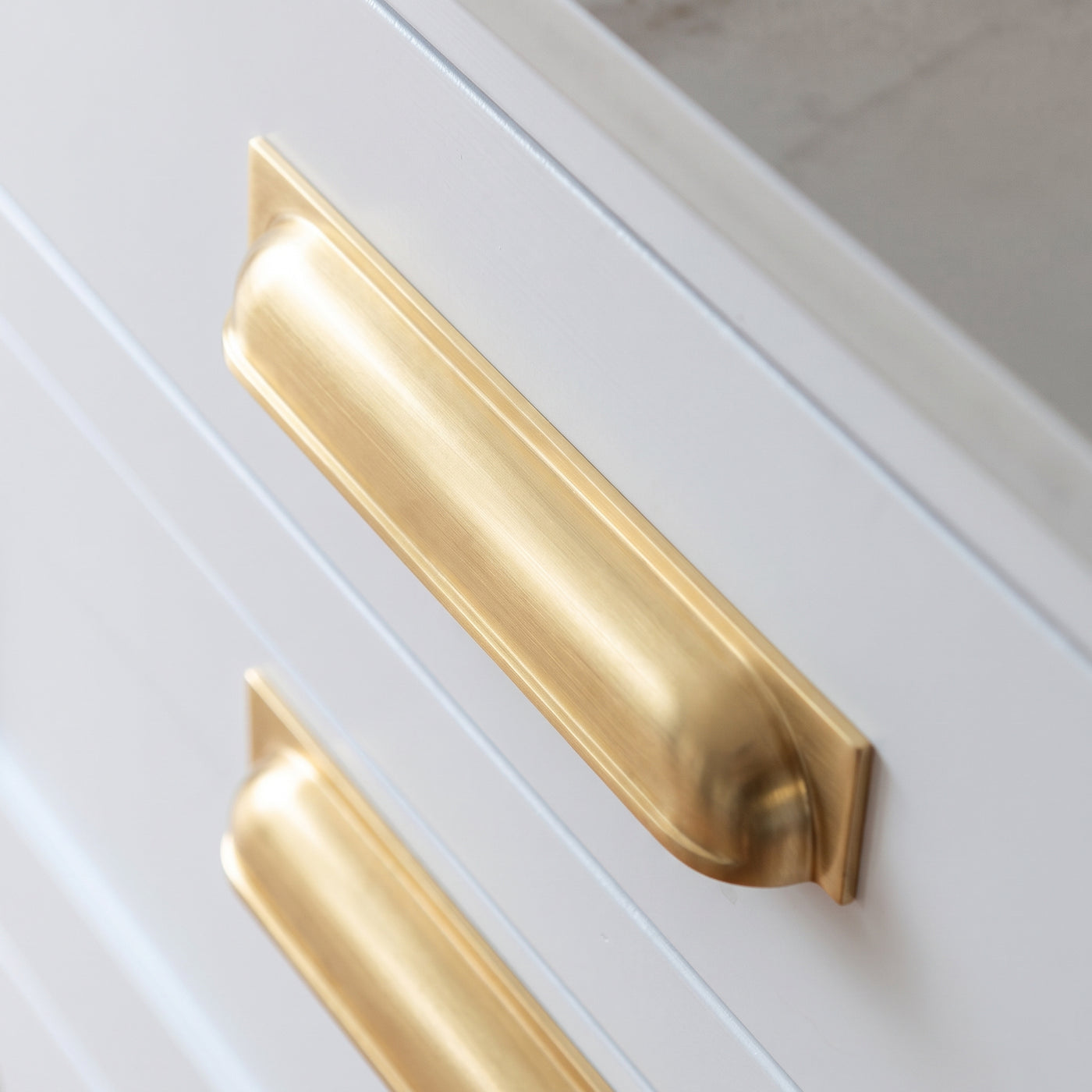 Queslett Cup-handtag — miljöbild, Satin brass unlacquered