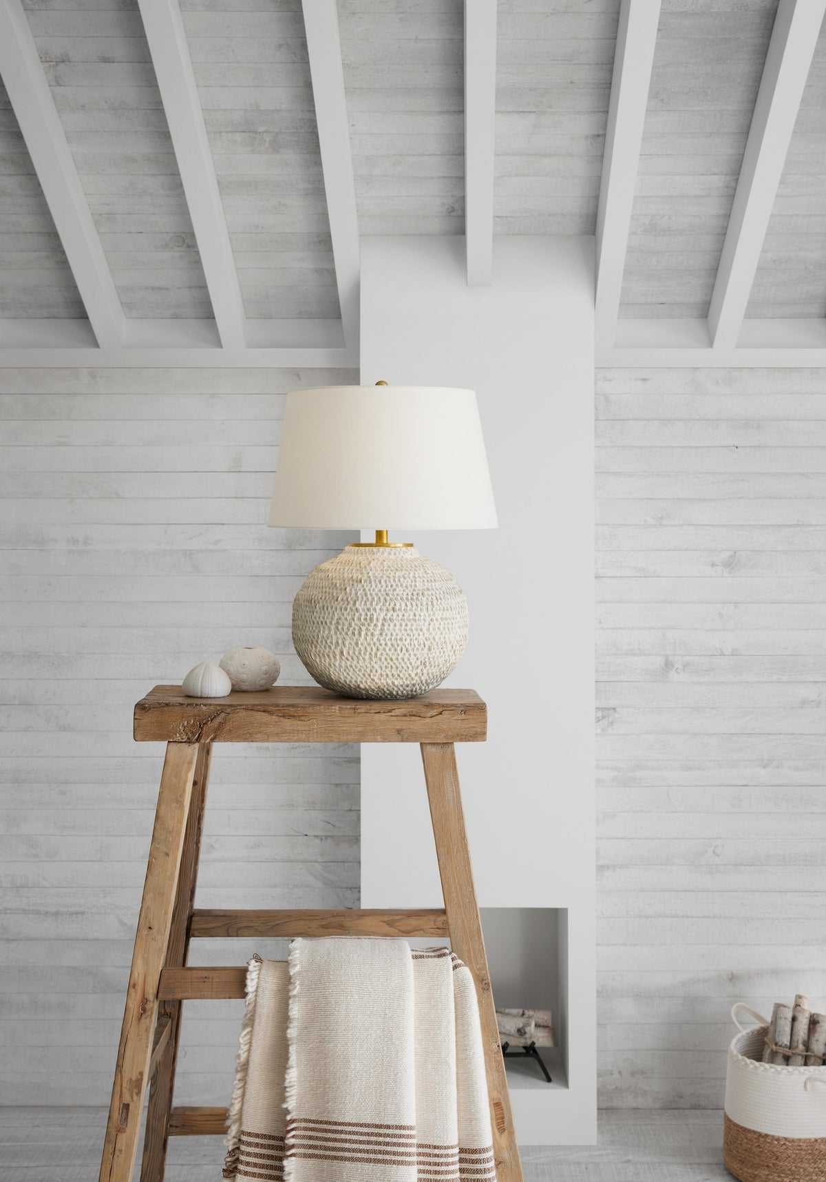 Avedon Small Bordslampa — Marie Flanigan for Visual Comfort & Co. — Plaster White Rattan with Linen Shade