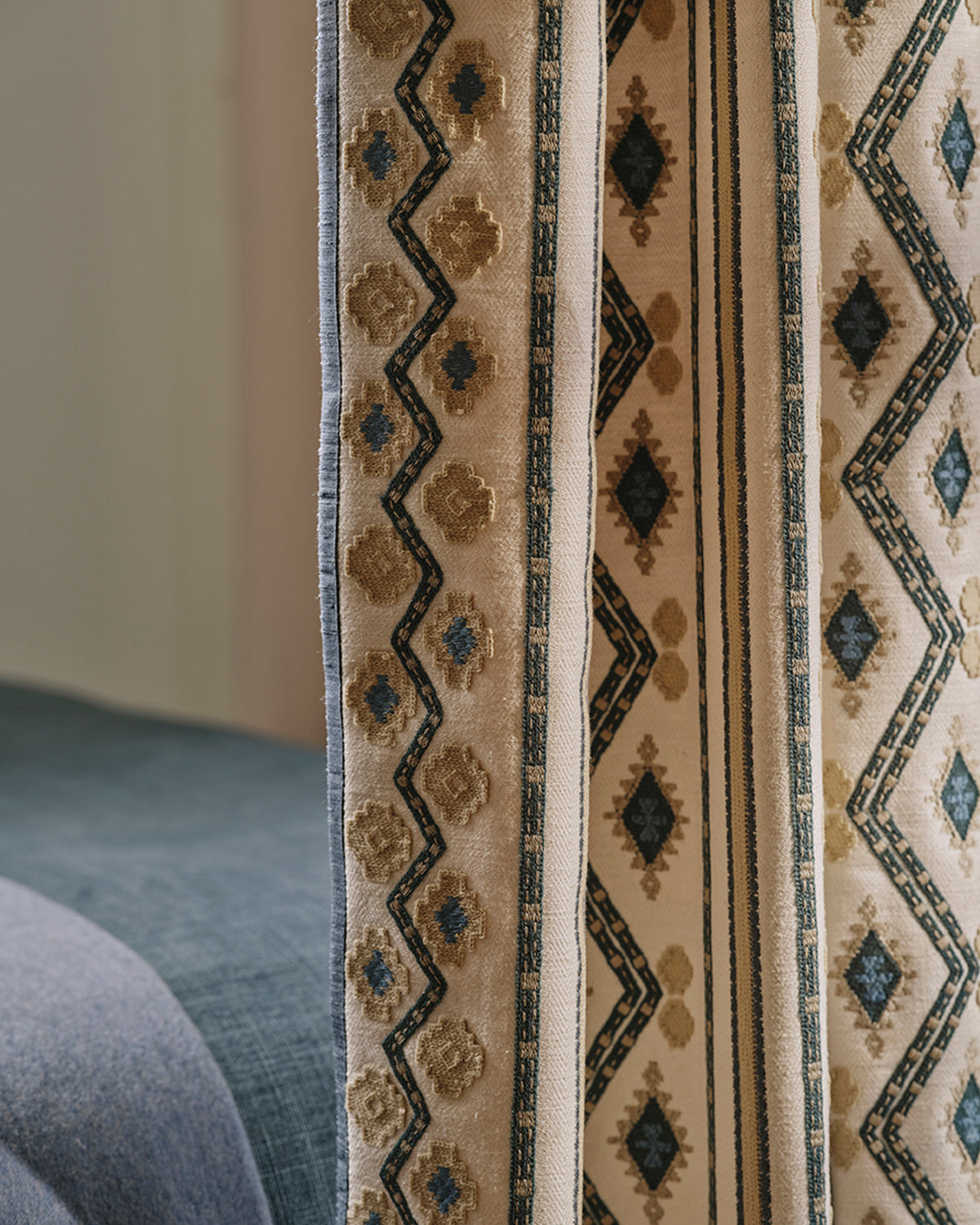 Bayton miljöbild — Colefax & Fowler tyg