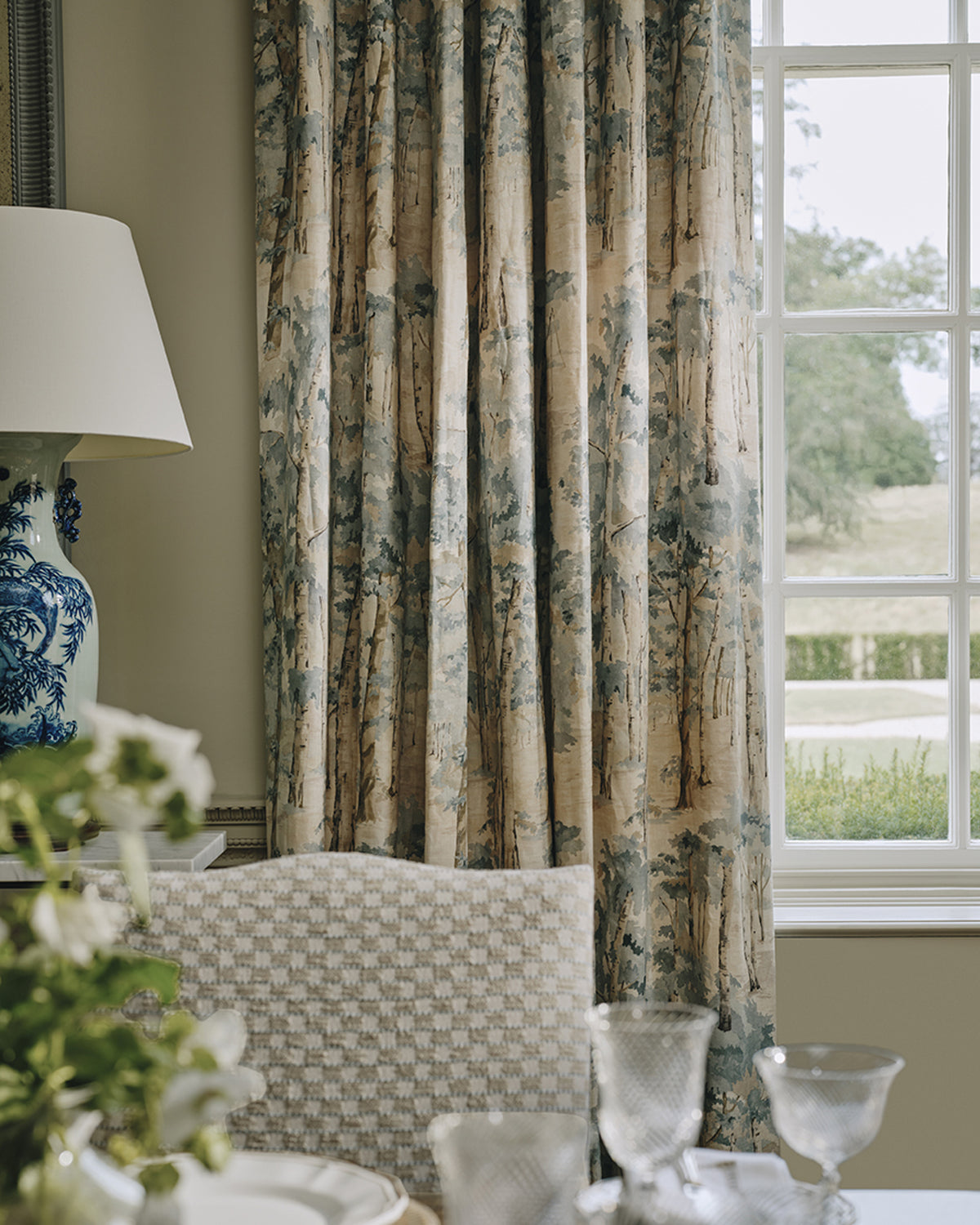 Birchwood miljöbild — Colefax & Fowler tyg