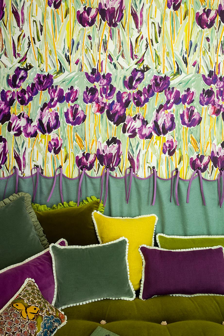 Black Tulips miljöökuva — Pierre Frey -tapetti