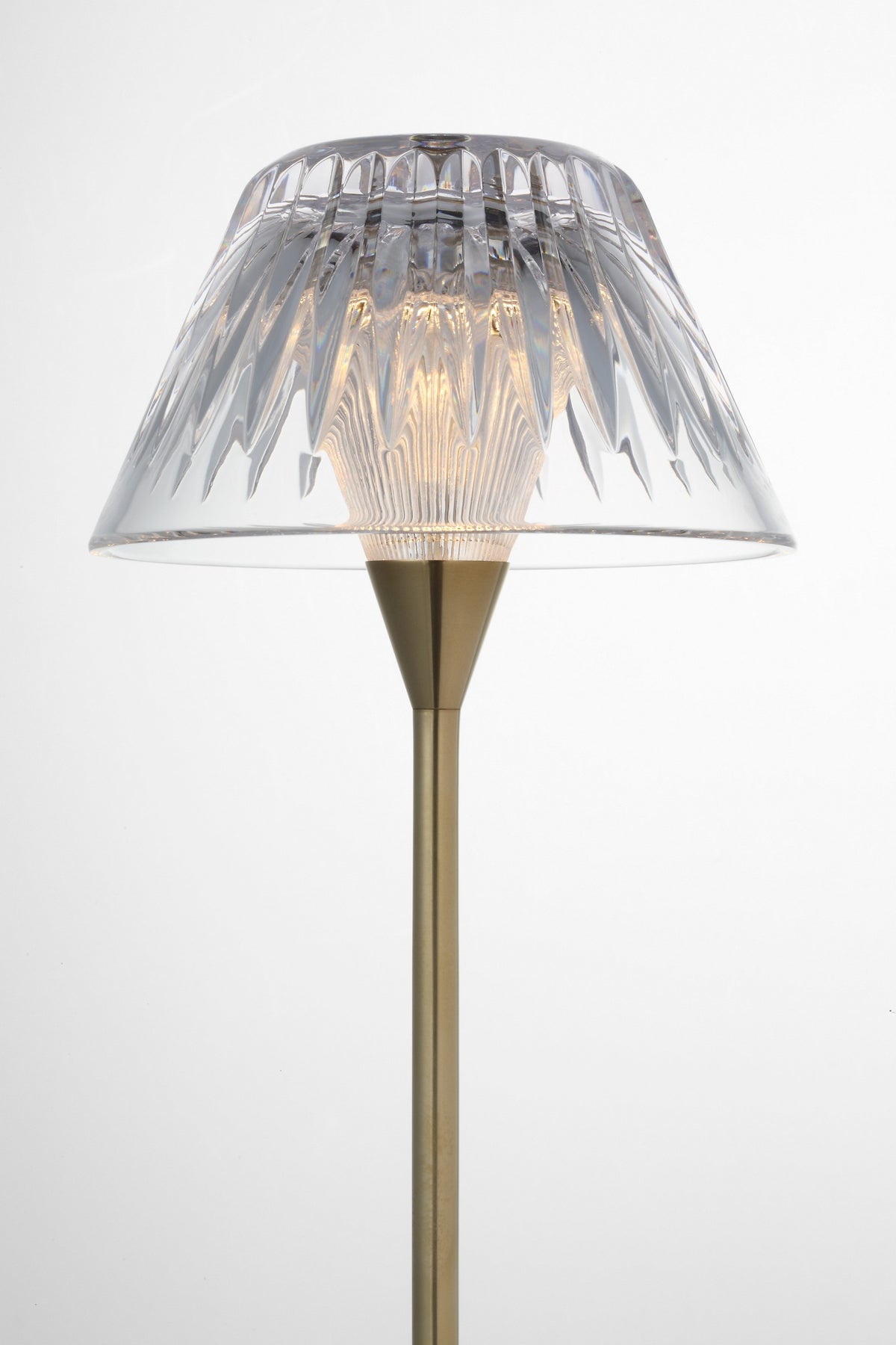 Blaze 16" Rechargeable Bordslampa — Waterford for Visual Comfort & Co. — Natural Brass with Clear Crystal detaljbild