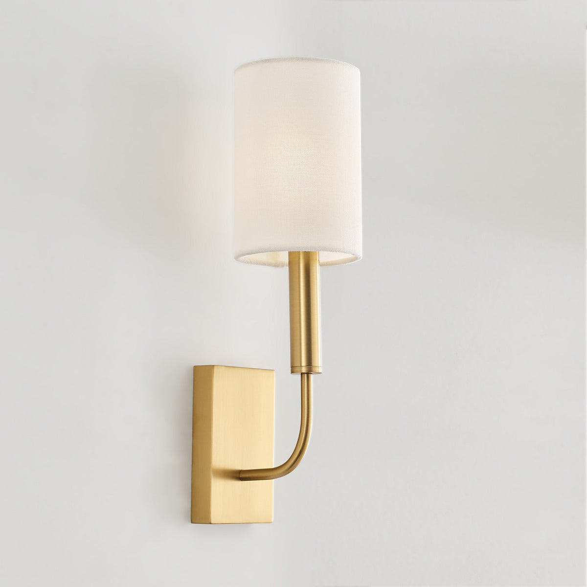 Brianna Vägglampa — Ellen DeGeneres for Visual Comfort & Co. — Burnished Brass with Linen Shade detaljbild