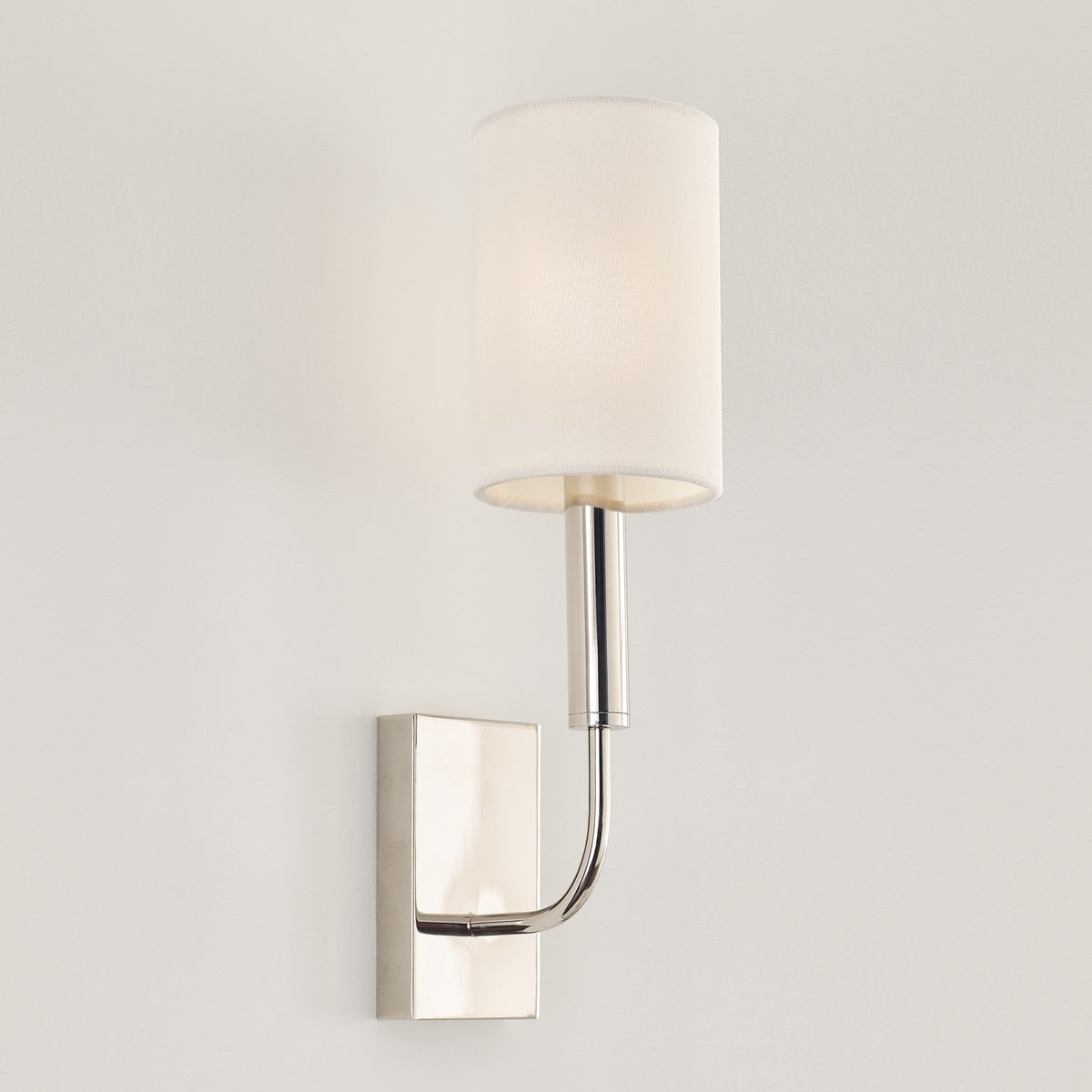 Brianna Vägglampa — Ellen DeGeneres for Visual Comfort & Co. — Polished Nickel with Linen Shade detaljbild