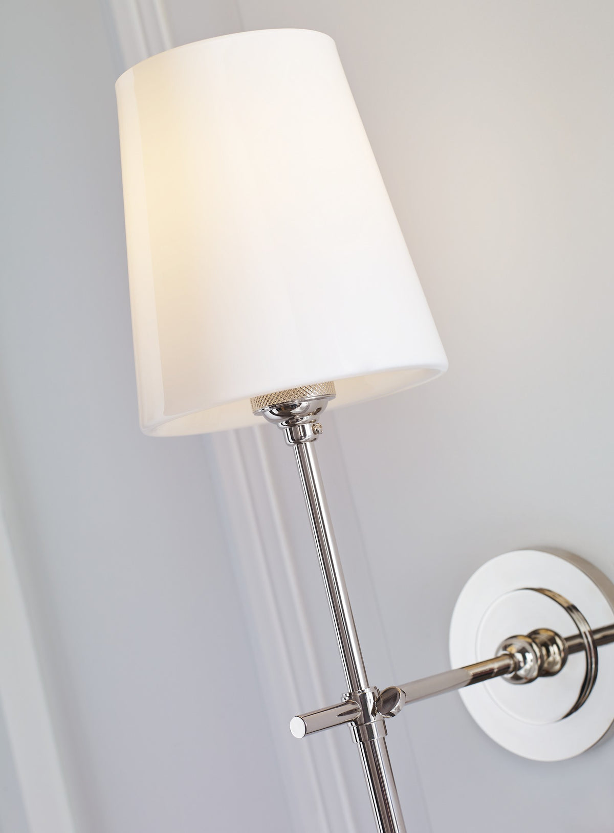 Bryant Vägglampa — Thomas O'Brien for Visual Comfort & Co. detaljbild