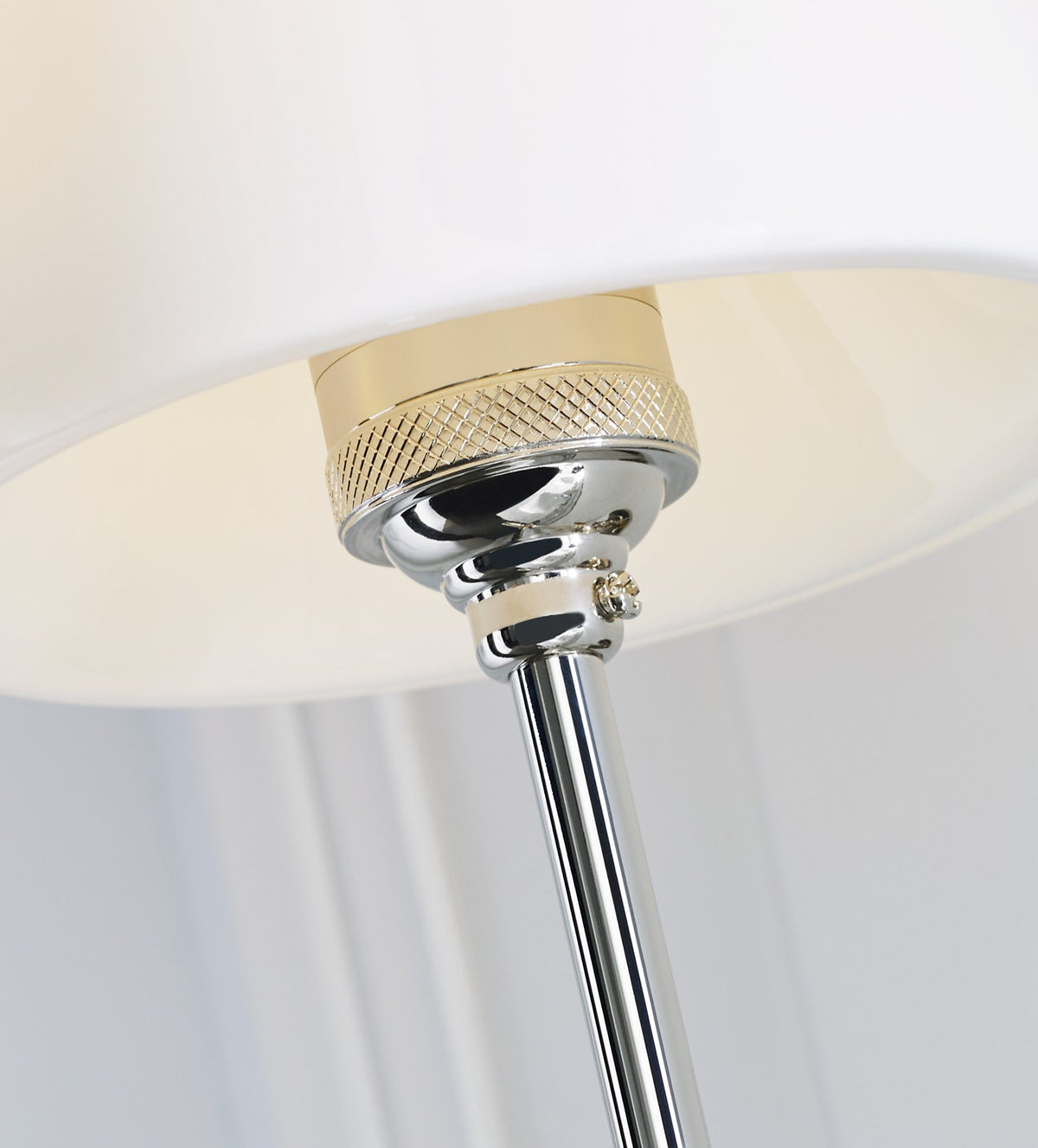 Bryant Vägglampa — Thomas O'Brien for Visual Comfort & Co. — Polished Nickel with White Glass detaljbild