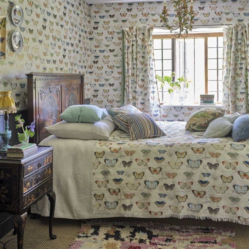 Butterfly Studies Tapet — Designers Guild i miljö