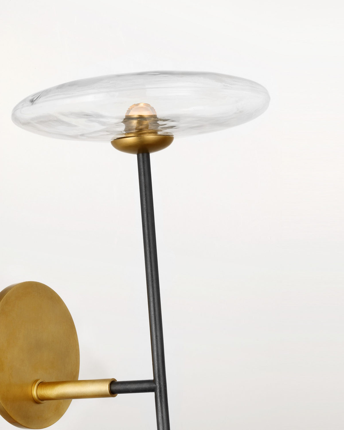Calvino Large Tail Vägglampa — Ian K. Fowler for Visual Comfort & Co. detaljbild