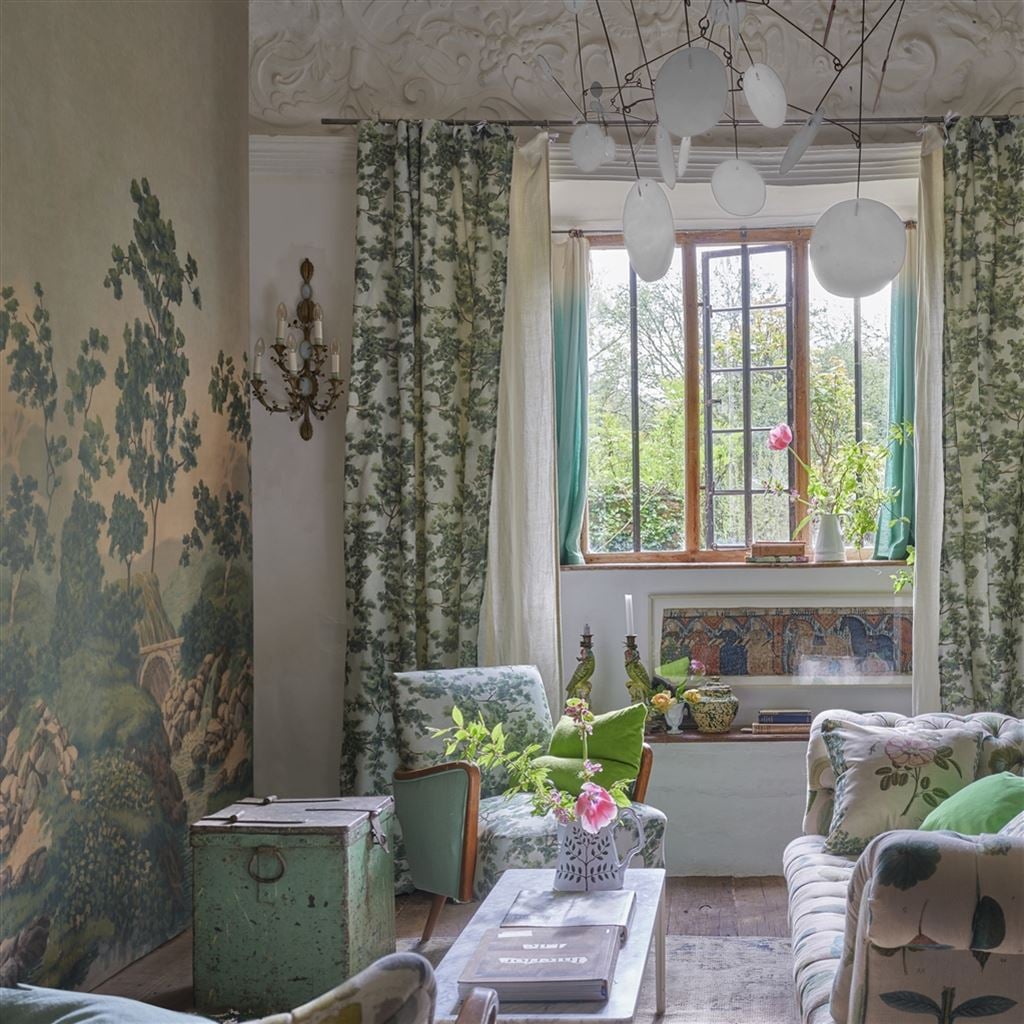 Castle Scene 1 Forest Tapet — Designers Guild i miljö