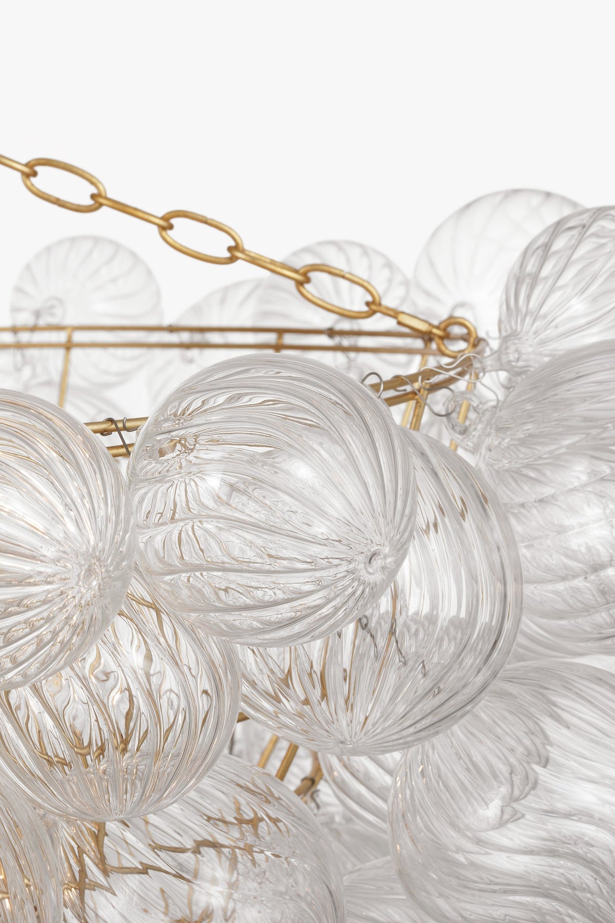 Talia 46" Takkrona — Julie Neill for Visual Comfort & Co. — Gild and Clear Swirled Glass detaljbild