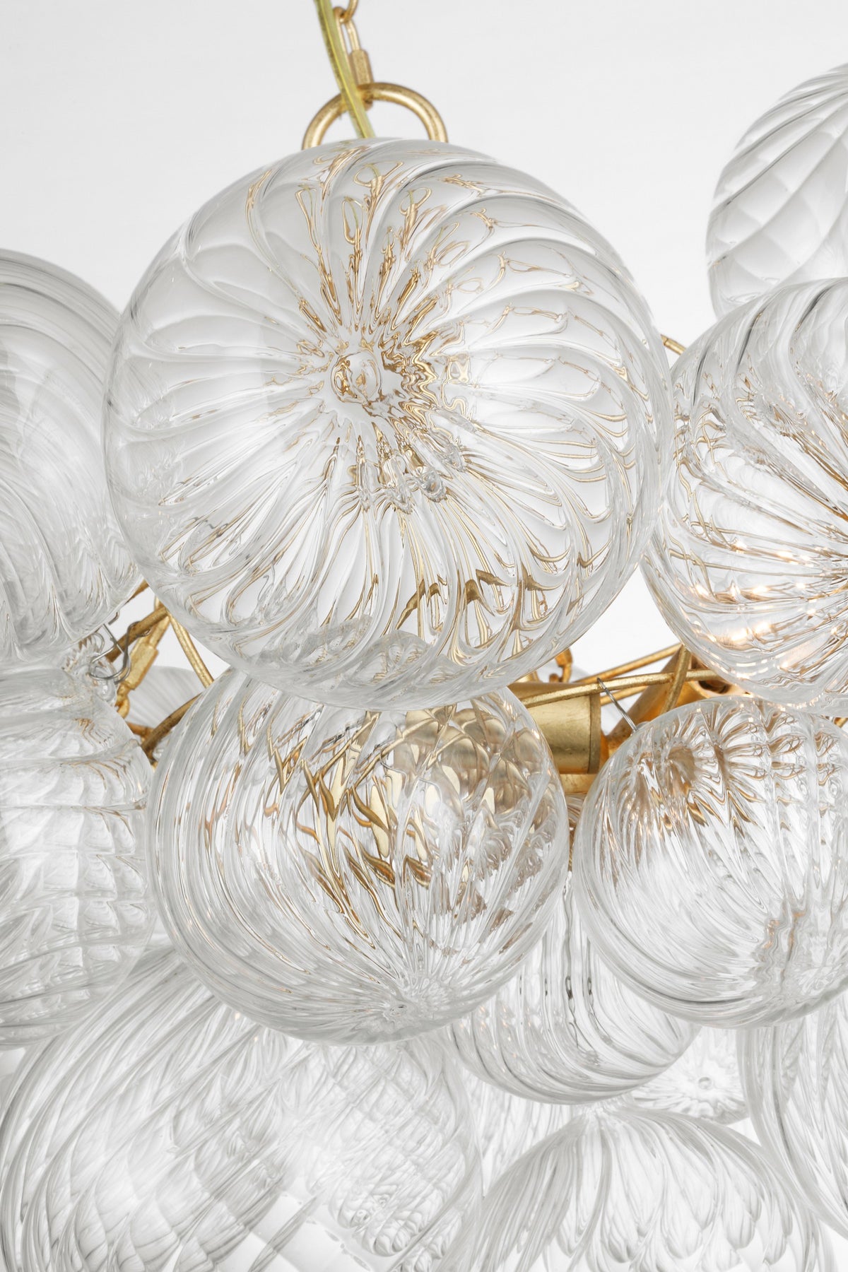 Talia Small Takkrona — Julie Neill for Visual Comfort & Co. — Gild and Clear Swirled Glass detaljbild