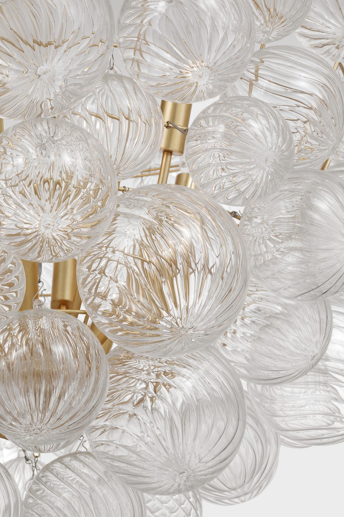Talia 46" Takkrona — Julie Neill for Visual Comfort & Co. — Gild and Clear Swirled Glass detaljbild