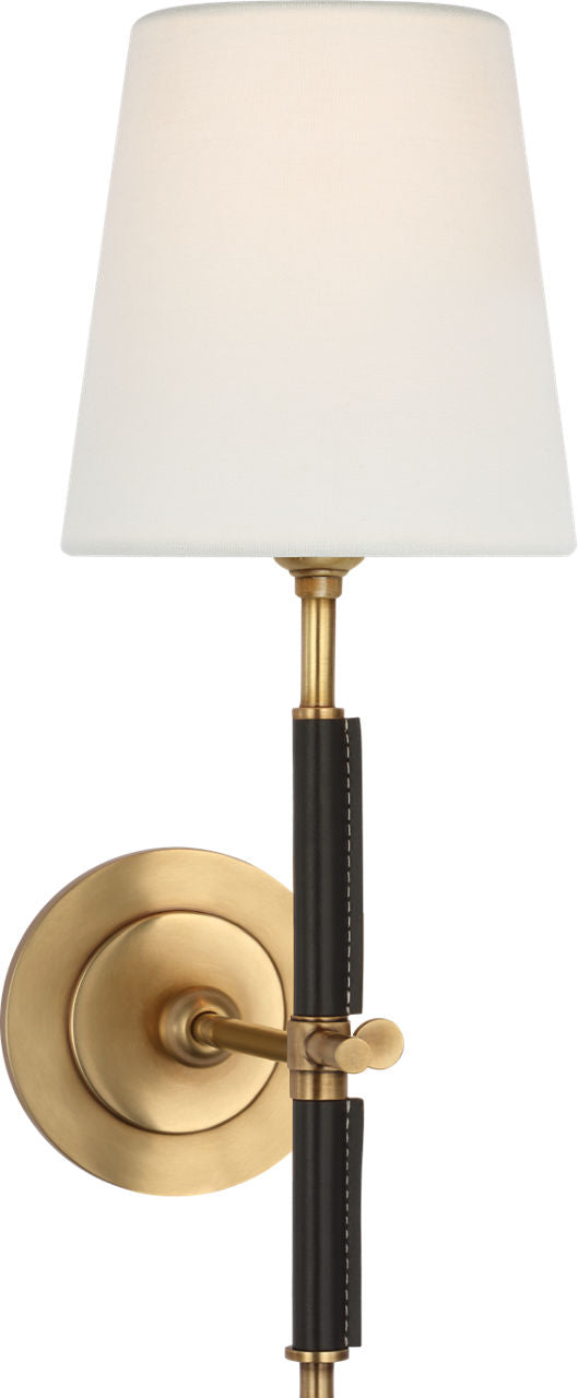 Bryant Wrapped -seinävalaisin — Thomas O'Brien for Visual Comfort & Co. — Hand-Rubbed Antique Brass and Chocolate Leather with Linen Shade