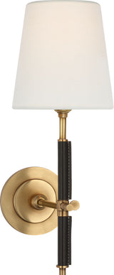 Bryant Wrapped -seinävalaisin — Thomas O'Brien for Visual Comfort & Co. — Hand-Rubbed Antique Brass and Chocolate Leather with Linen Shade