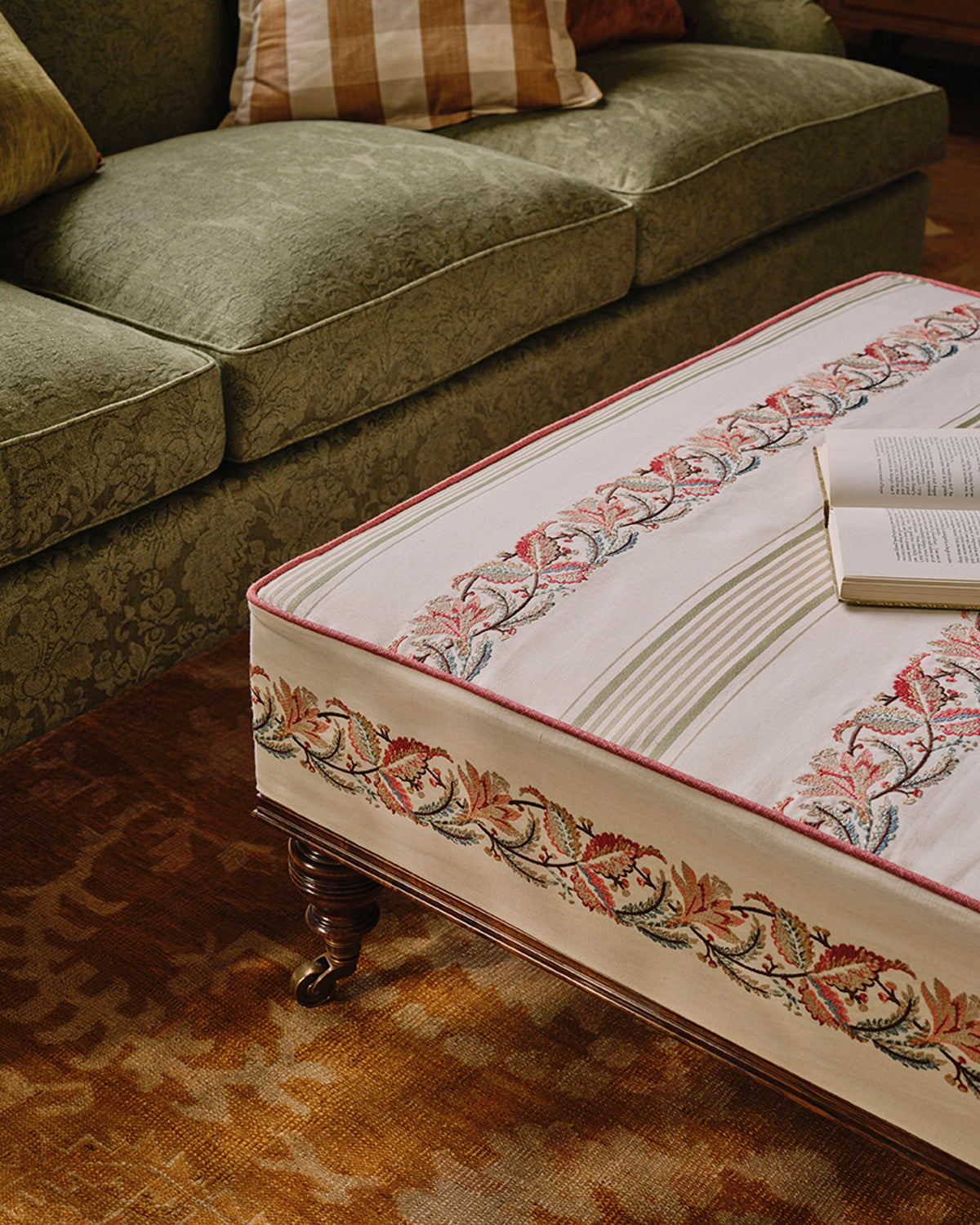 Chesham miljöbild — Colefax & Fowler tyg