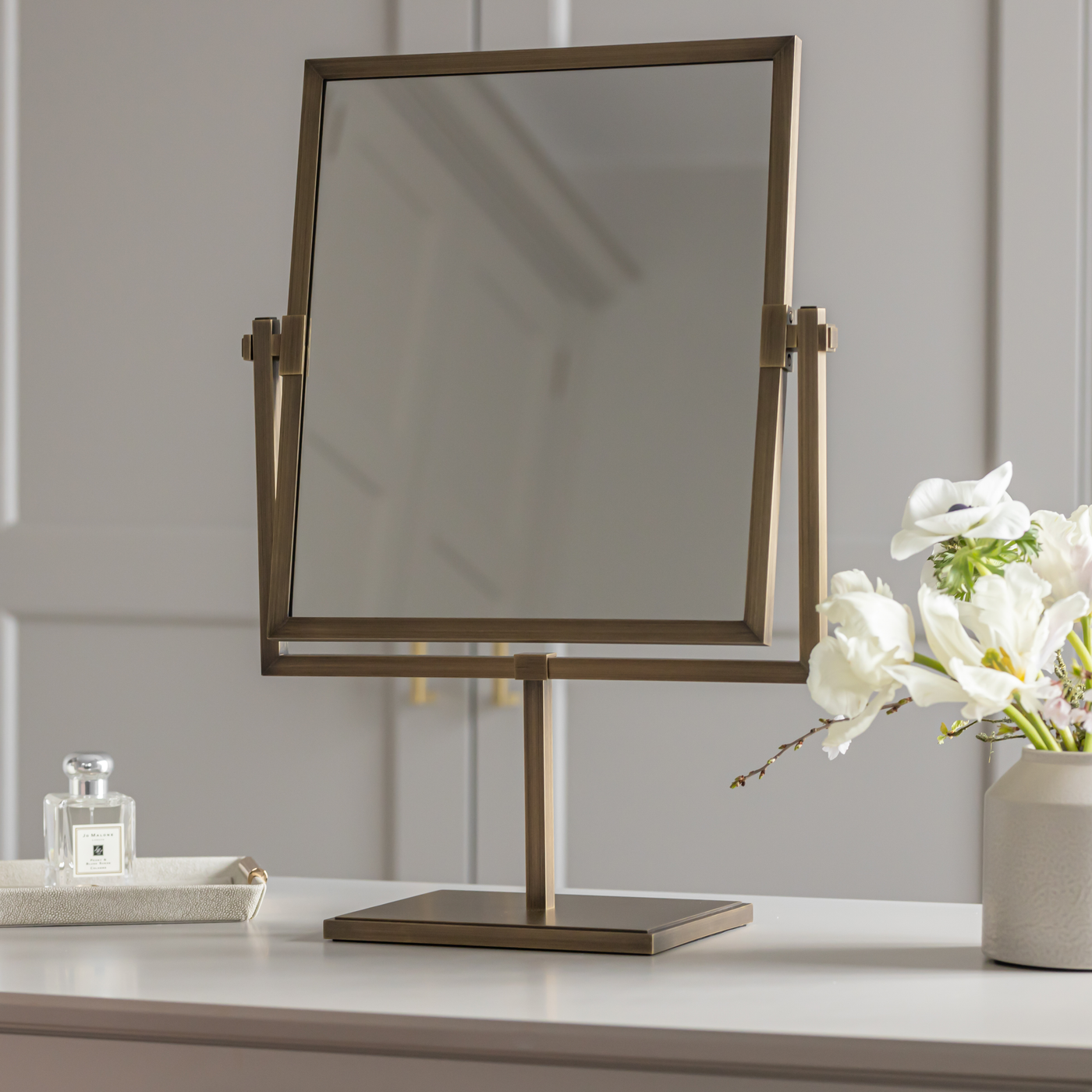 Claremont Sminkbordsspegel — Satin antik, satinlack. Design by Rachael Somerville Interiors.