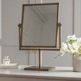 Claremont Sminkbordsspegel — Satin antik, satinlack. Design by Rachael Somerville Interiors.