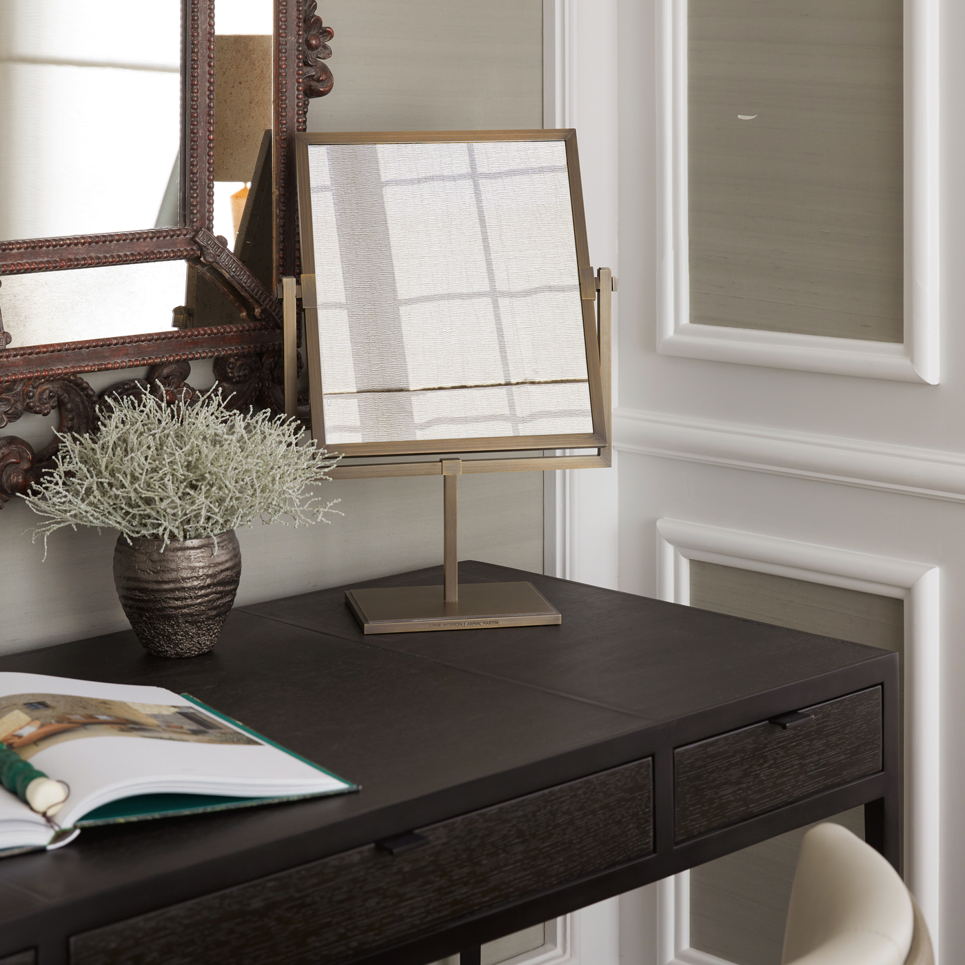 Claremont Sminkbordsspegel — Satin antik, satinlack. Design by Sophie Paterson Interiors.