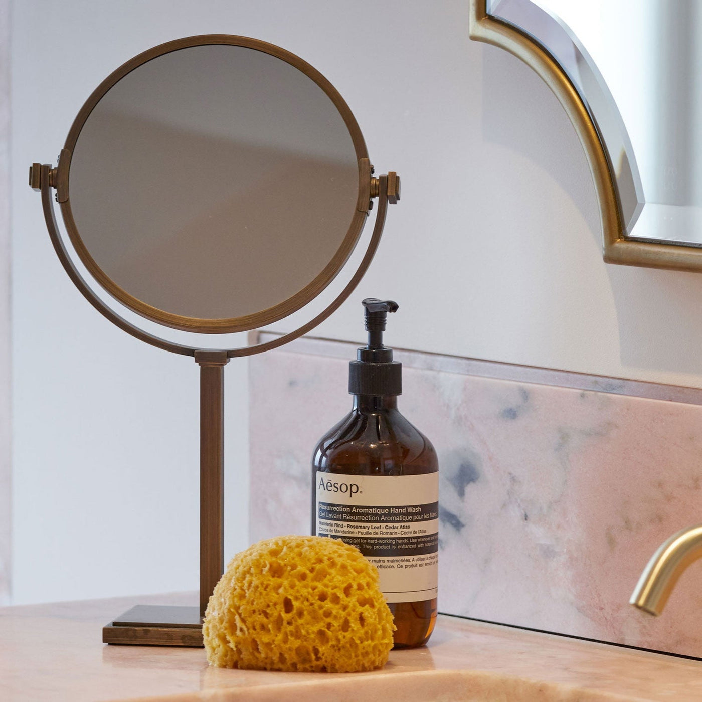 Claremont Spegel för toalettbord — Satin antik, satinlack. Design by Sophie Paterson Interiors.