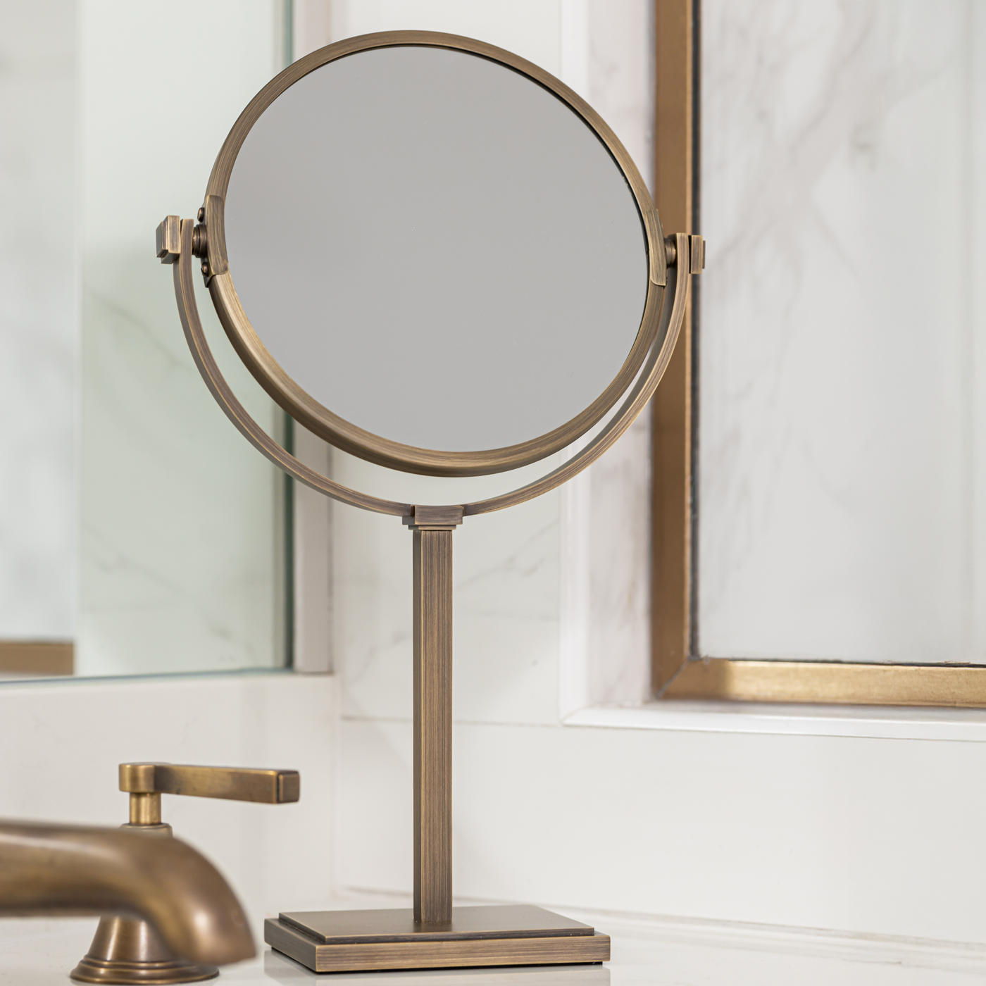 Claremont Spegel för toalettbord — Satin antik, satinlack. Design by Rachael Somerville Interiors.