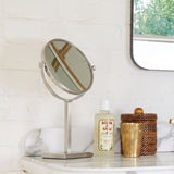 Claremont Spegel för toalettbord — miljöbild, Satin nickel
