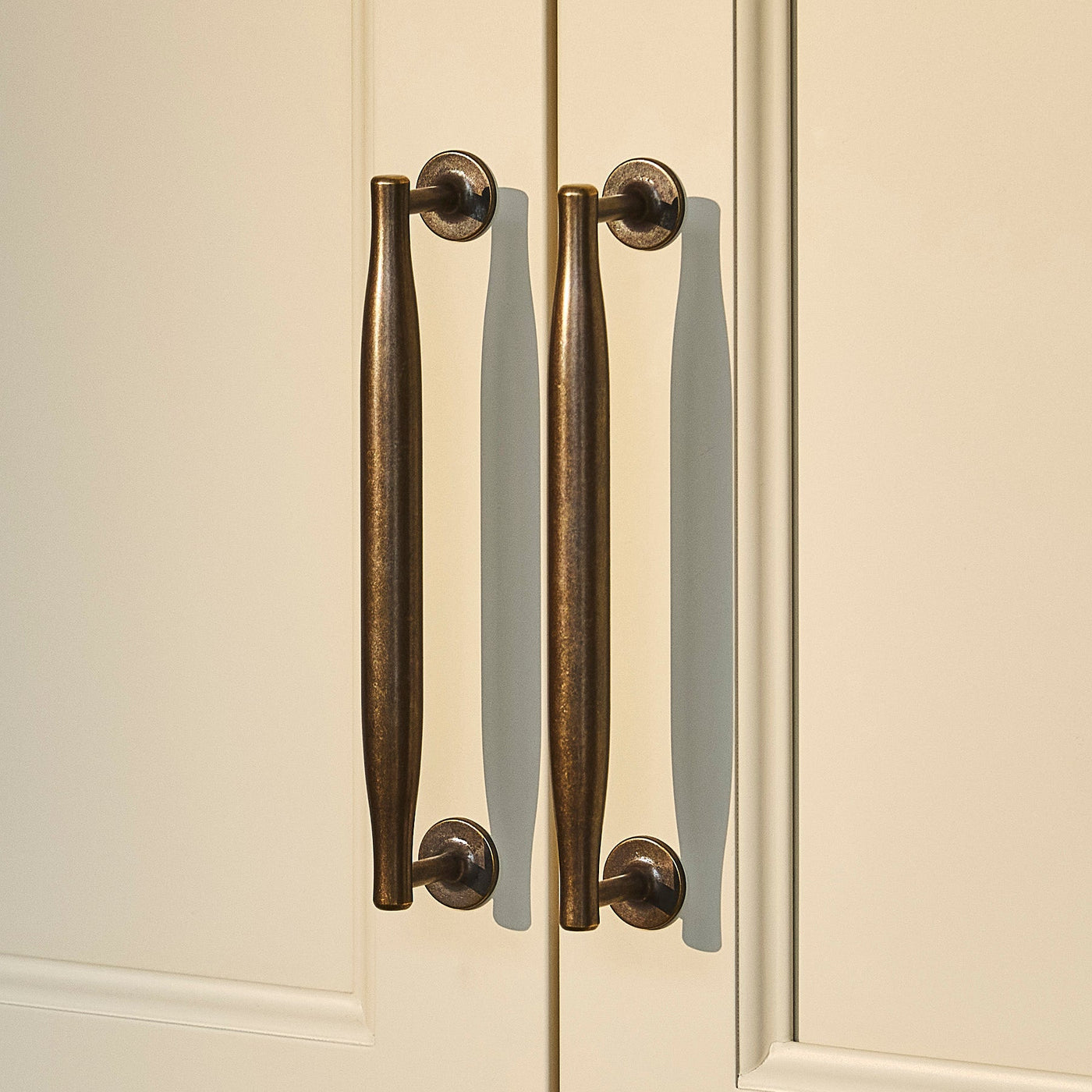 Colmore Skåpshandtag — Mörk antik mässing. Design by Naked Kitchens.