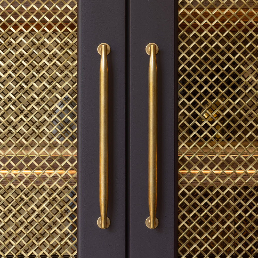 Colmore Skåpshandtag — Antik mässing. Design by Studio LBI.