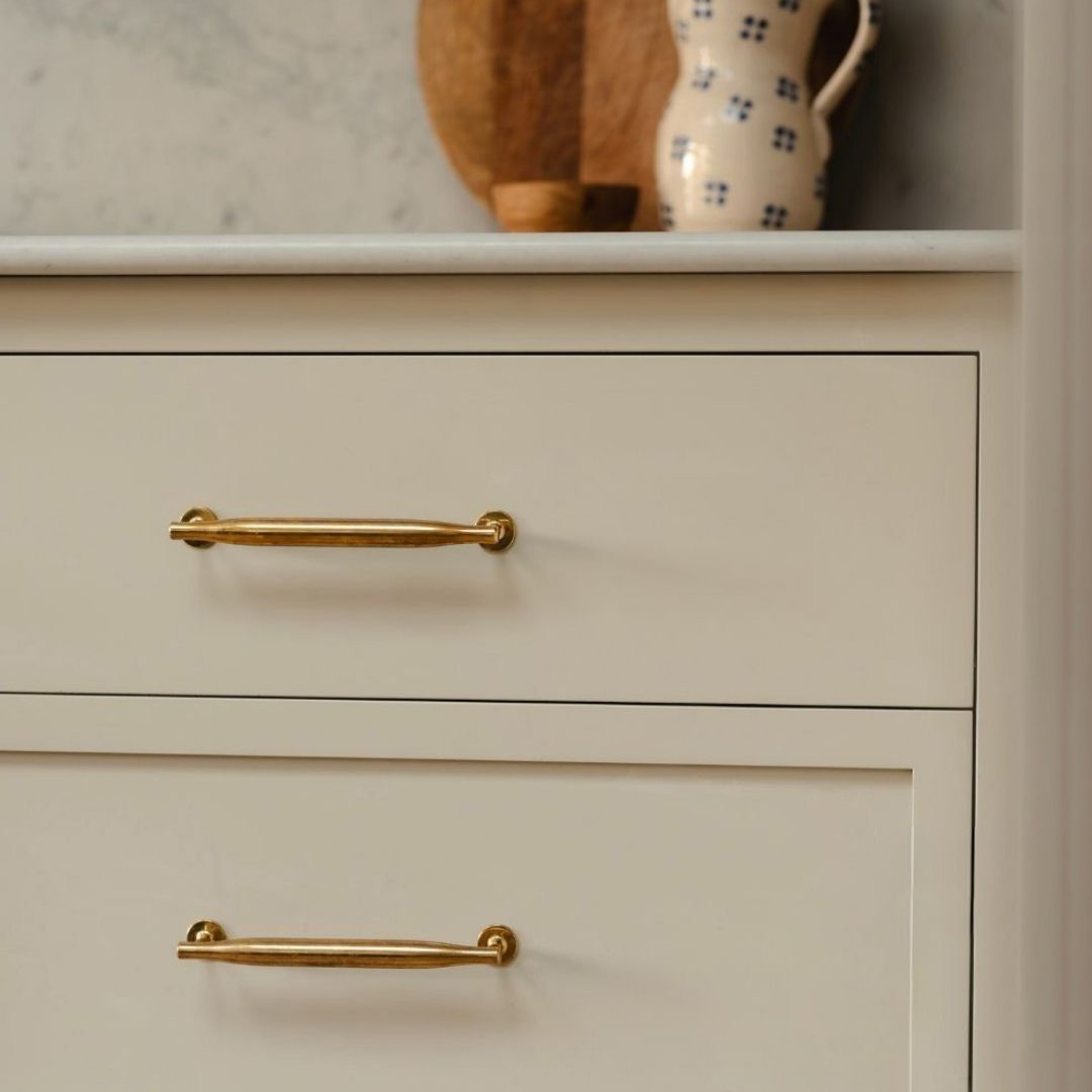 Colmore Skåpshandtag — Antik mässing. Design by House Nine Design.