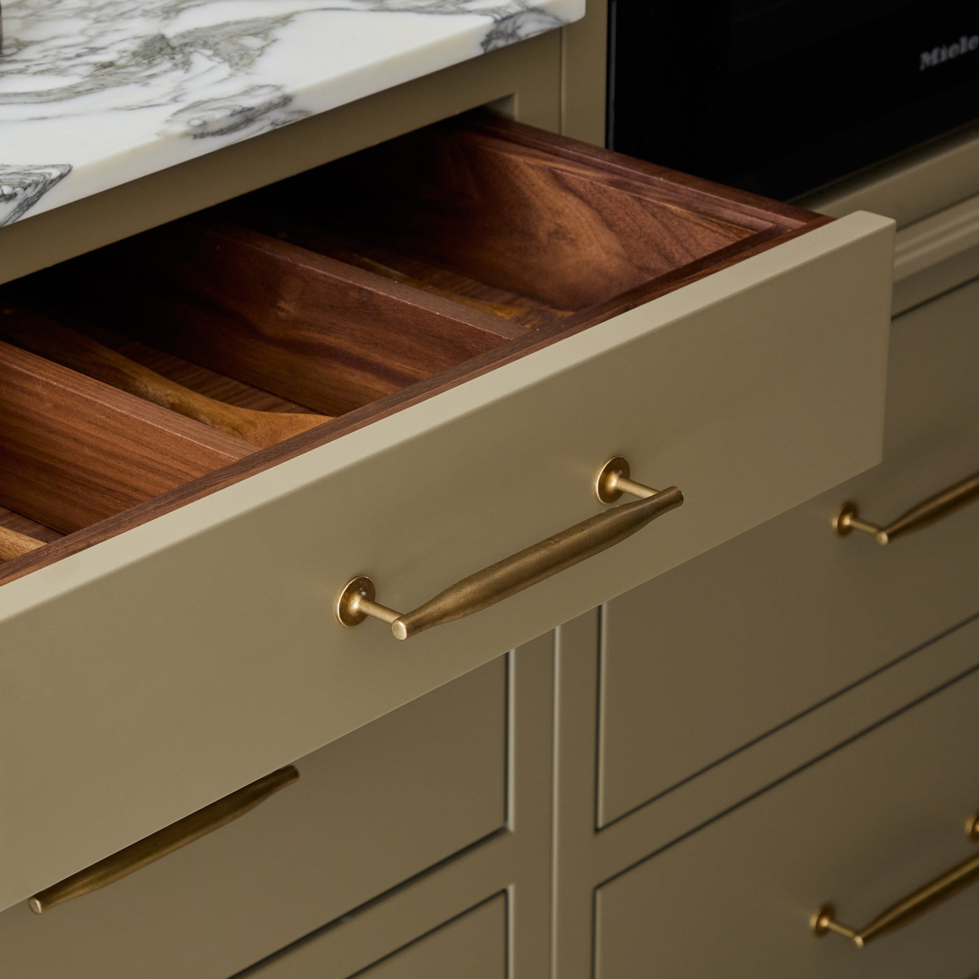 Colmore Skåpshandtag — Antik mässing. Design by McClark Joinery.