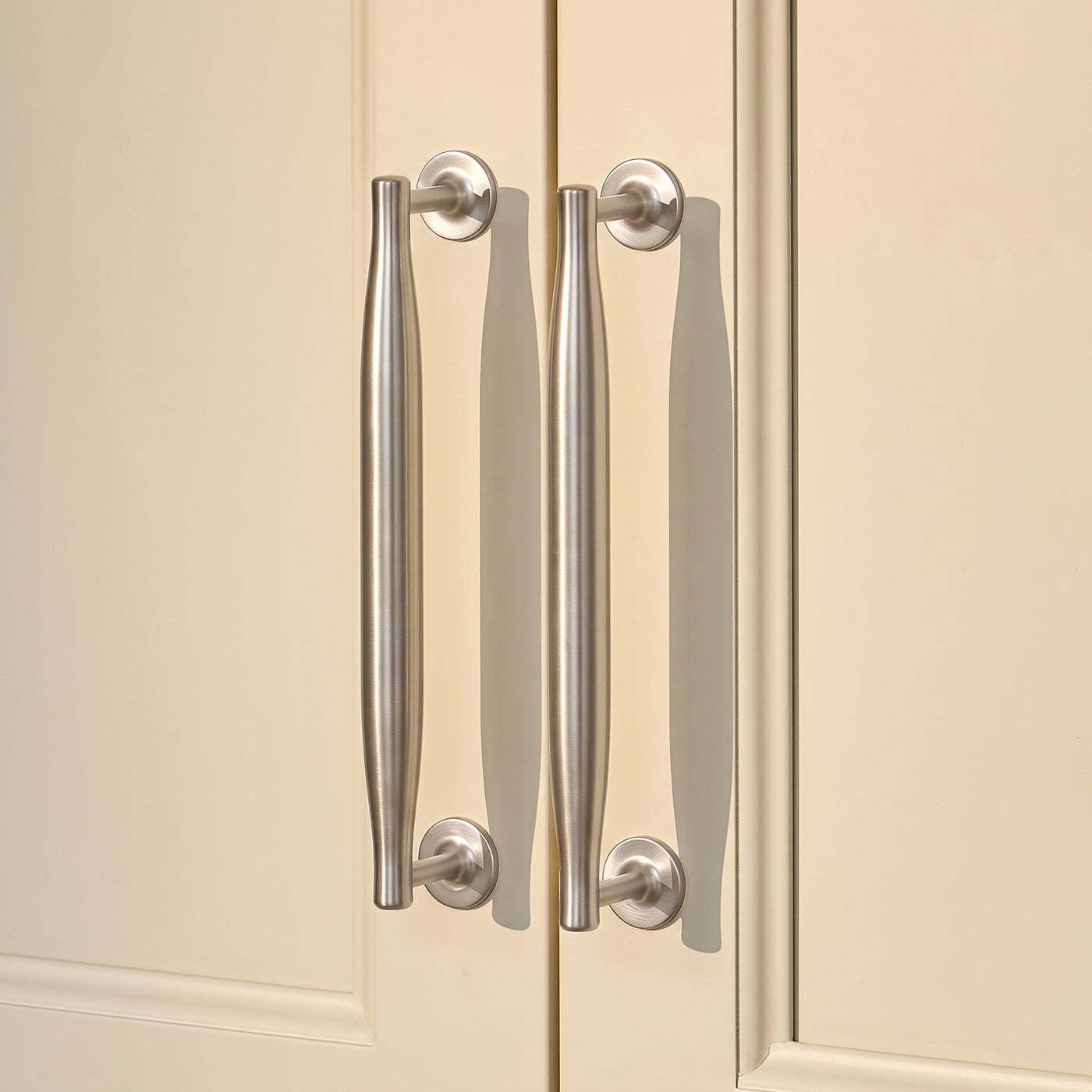 Colmore Skåpshandtag — miljöbild, Satin nickel