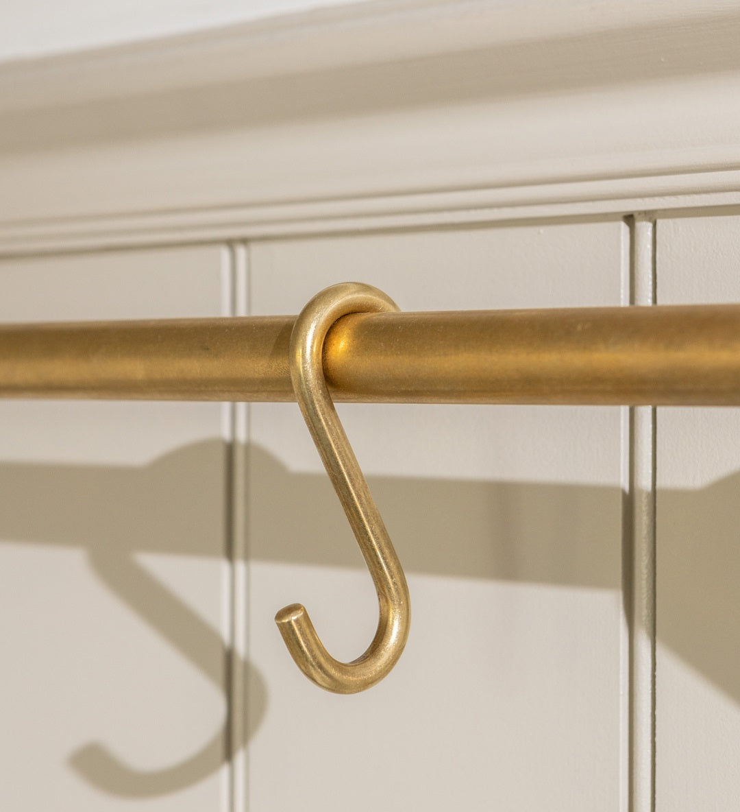 Cotswold Mässing S Krok — Antik mässing. Design by Summer House Style.