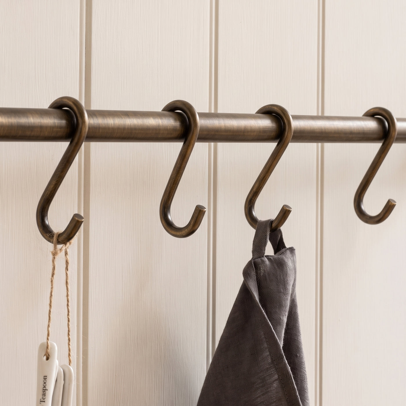 Cotswold Mässing S Krok — miljöbild, Satin antik, satinlack