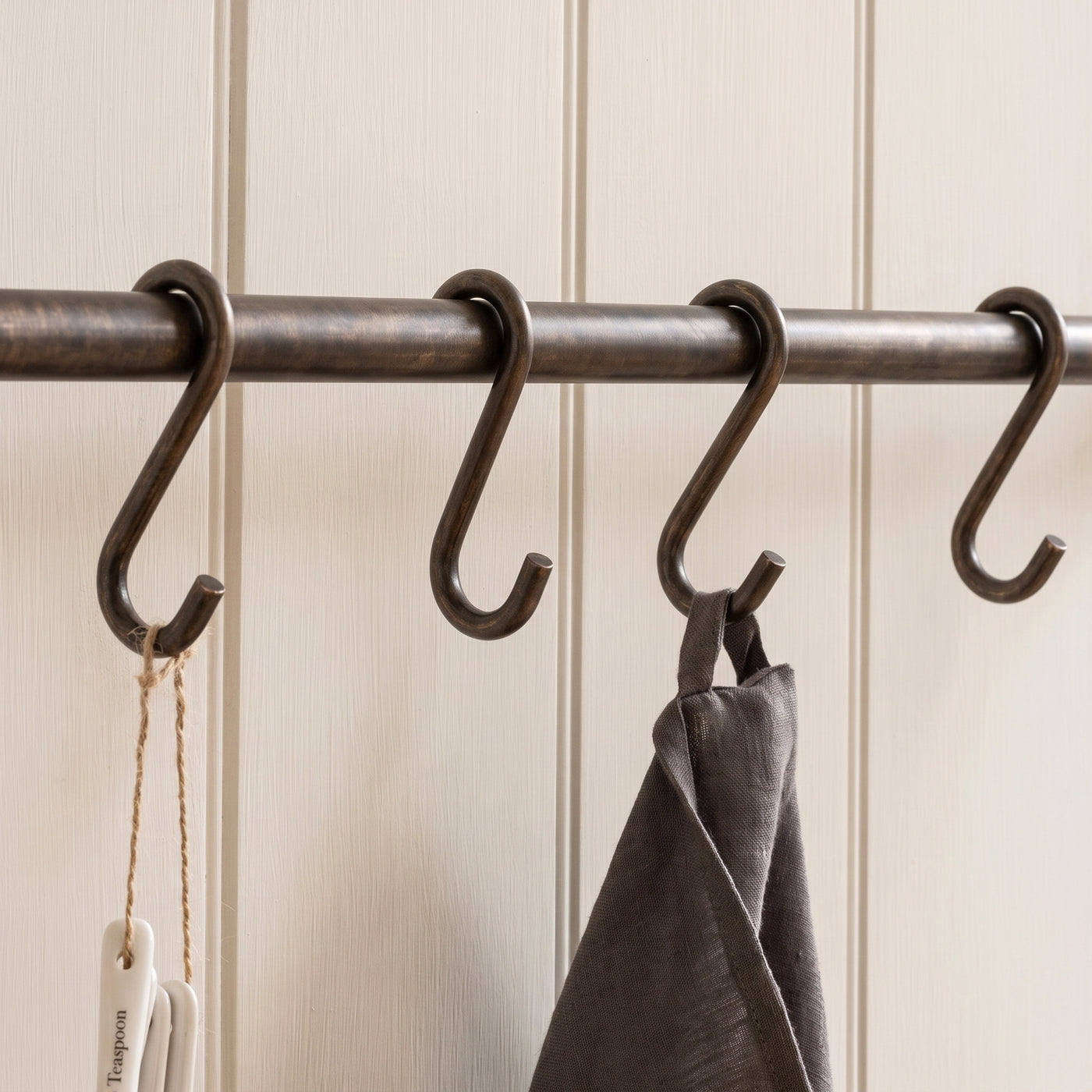 Cotswold Mässing S Krok — miljöbild, Satin antik, olackad