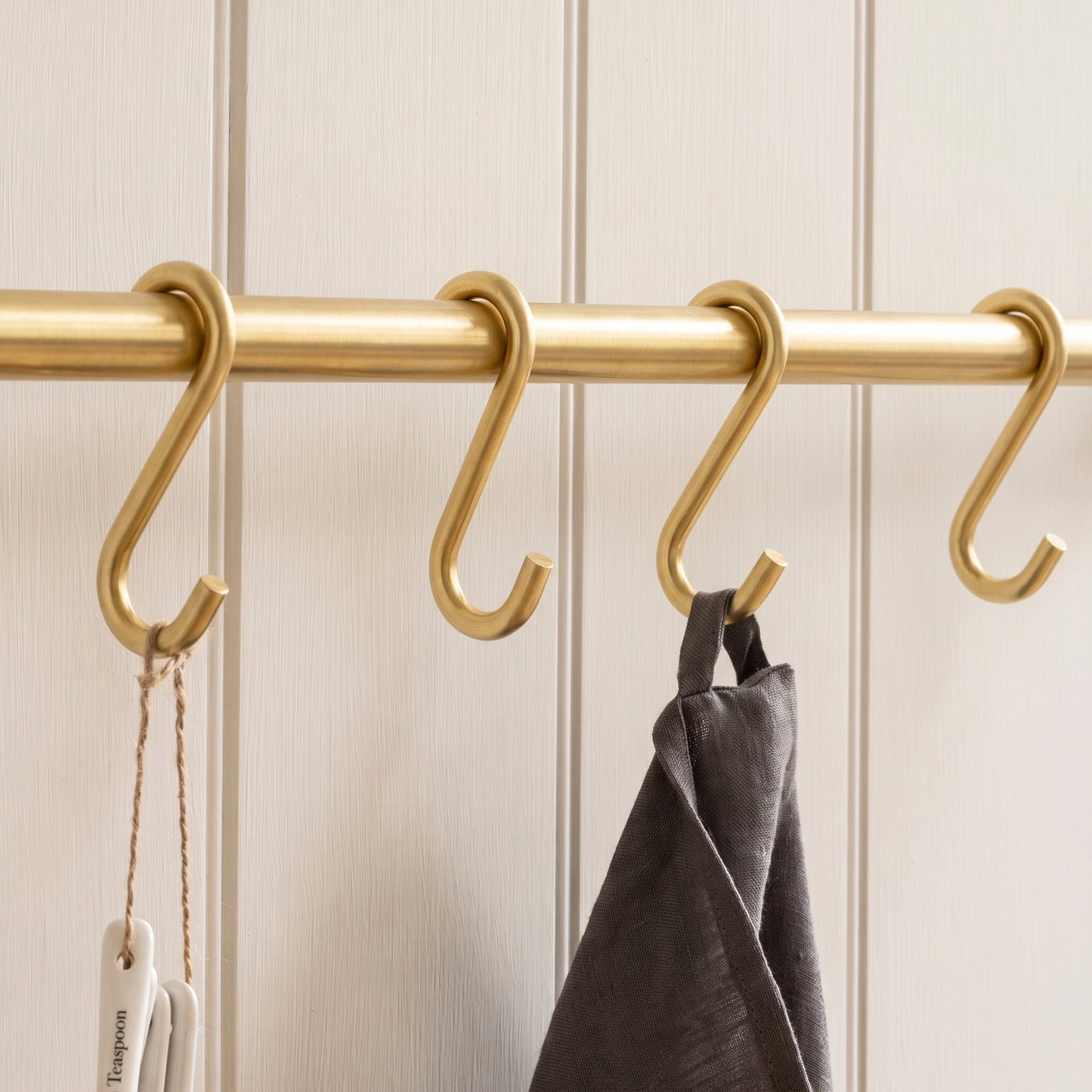 Cotswold Mässing S Krok — miljöbild, Satin mässing, lackad