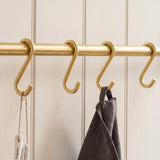 Cotswold Mässing S Krok — miljöbild, Satin mässing, lackad