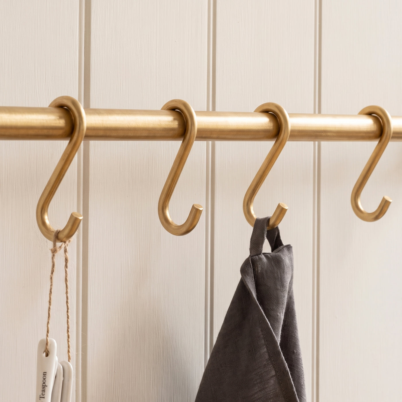 Cotswold Mässing S Krok — miljöbild, Satin mässing, olackad