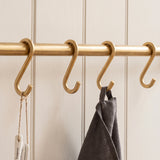 Cotswold Mässing S Krok — miljöbild, Satin mässing, olackad