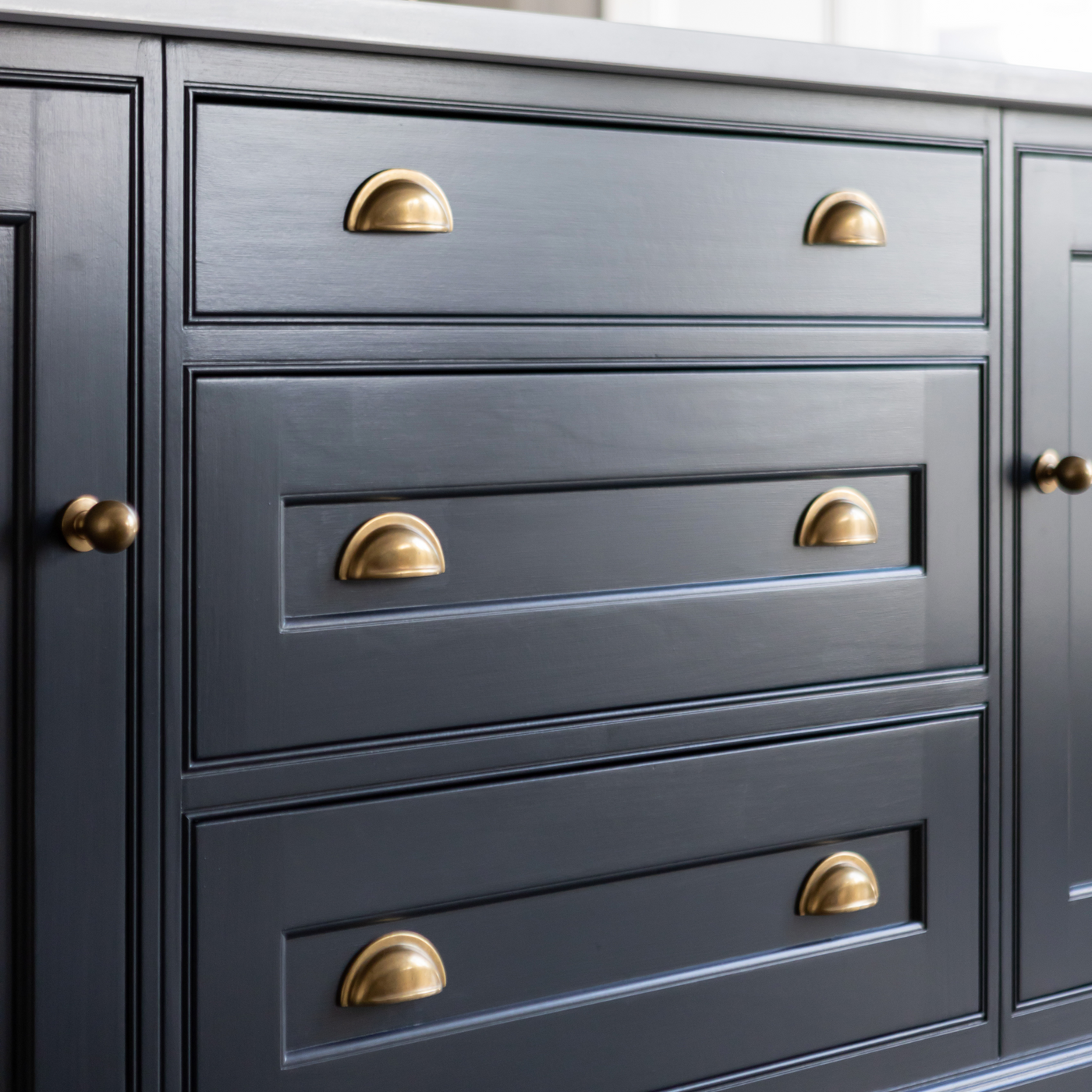 Cotswold Cup-handtag — Antik mässing. Design by Rachael Somerville Interiors.