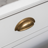 Cotswold Cup-handtag — Antik mässing. Design by Rachael Somerville Interiors.