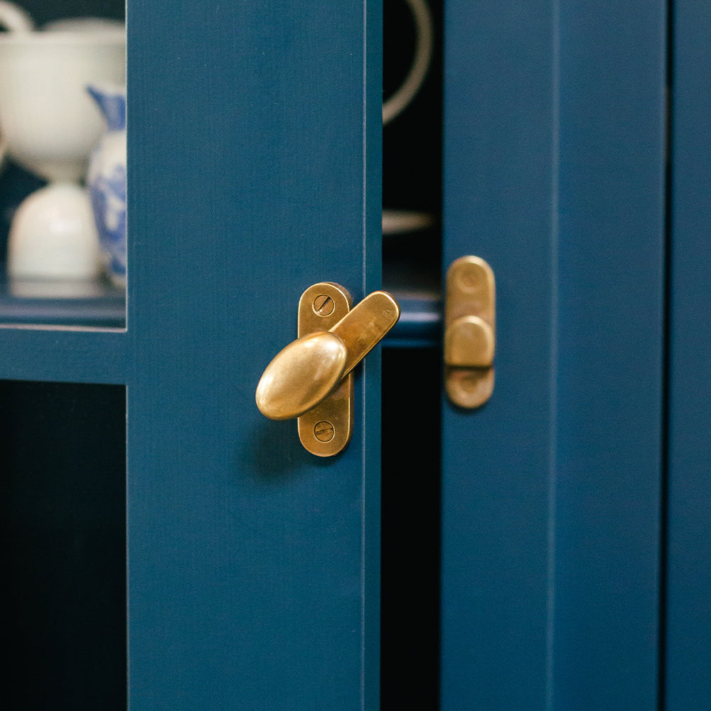 Cotswold Skåpsvred — Antik mässing. Design by Bloomsbury Kitchens & Fine Cabinetry.