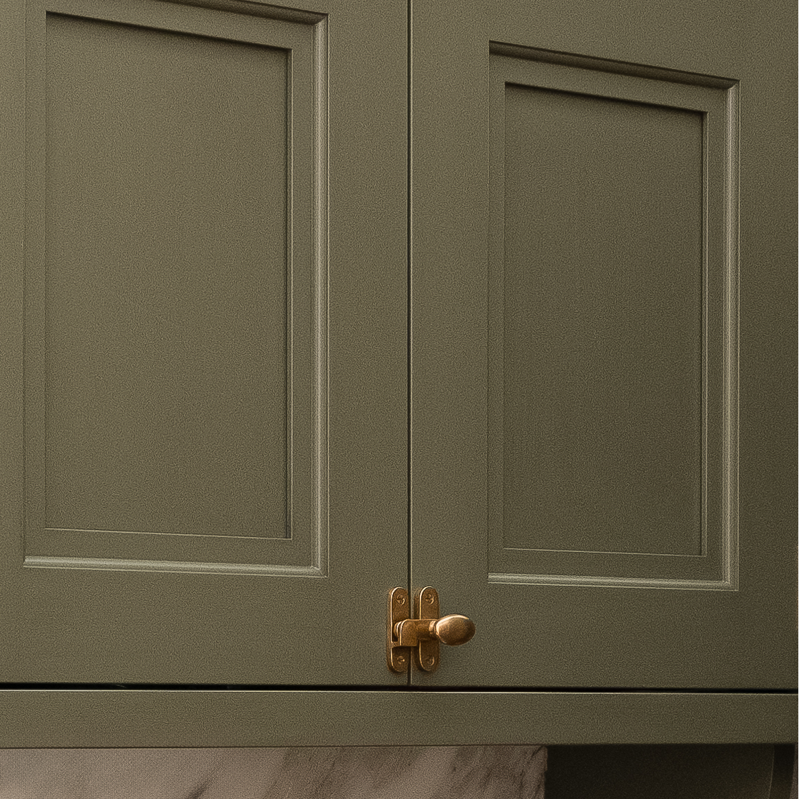 Cotswold Skåpsvred — Antik mässing. Project by Whittney Parkinson Design.