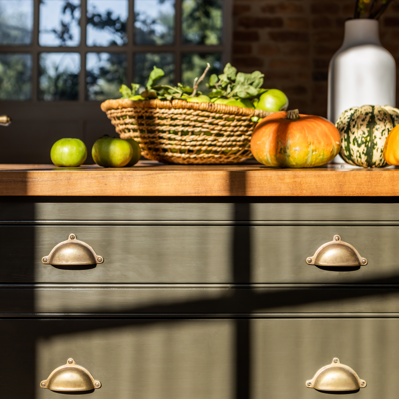 Cotswold Drawer Cup-handtag — Antik mässing. Design by Jo Cartledge - The Old Rectory.