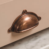 Cotswold Drawer Cup-handtag — miljöbild, Antik koppar