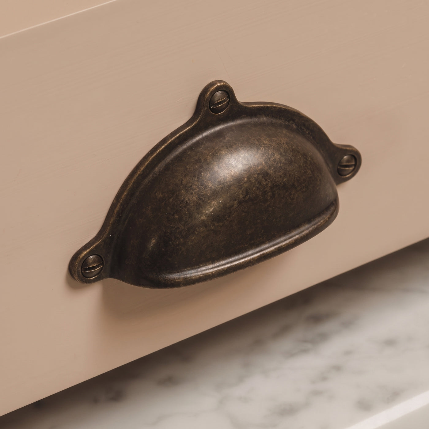 Cotswold Drawer Cup-handtag — miljöbild, Mörk antik mässing