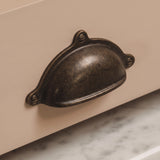 Cotswold Drawer Cup-handtag — miljöbild, Mörk antik mässing